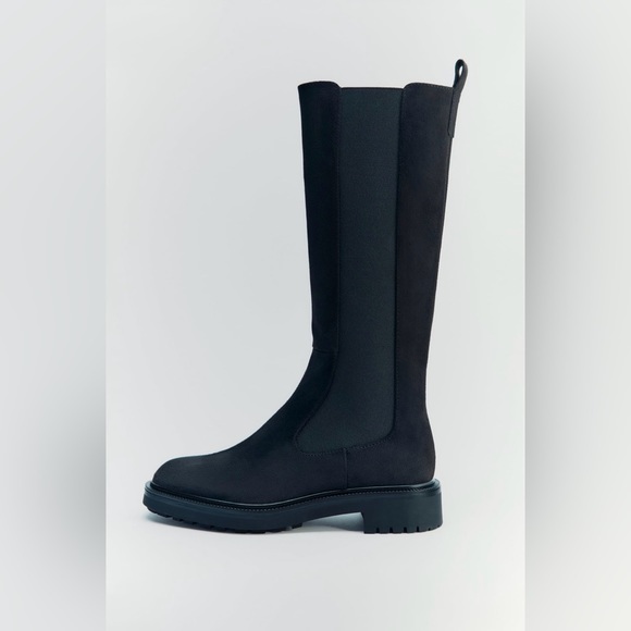 Zara Black Chelsea Boots Side elastic goring Back pull tab Rounded toe Lug‎ sole - Picture 3 of 12